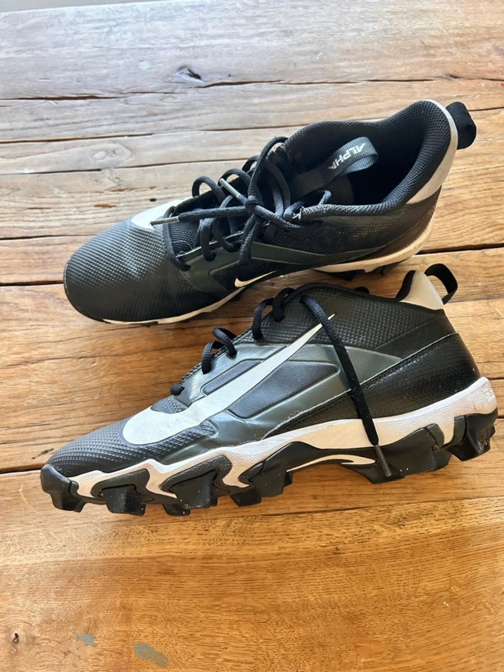 Nike Black menace shark 4 football Cleat Sneakers men’s size 9 GUC